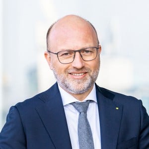 Portrait Christoph Andexlinger mit Brille im Anzug